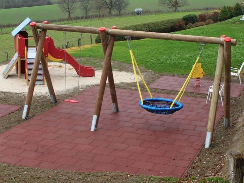 Kindergarten, Schule oder Spielplatz: mit der Schaukelkombination mit einer Nestschaukel haben Kinder viel Freude.